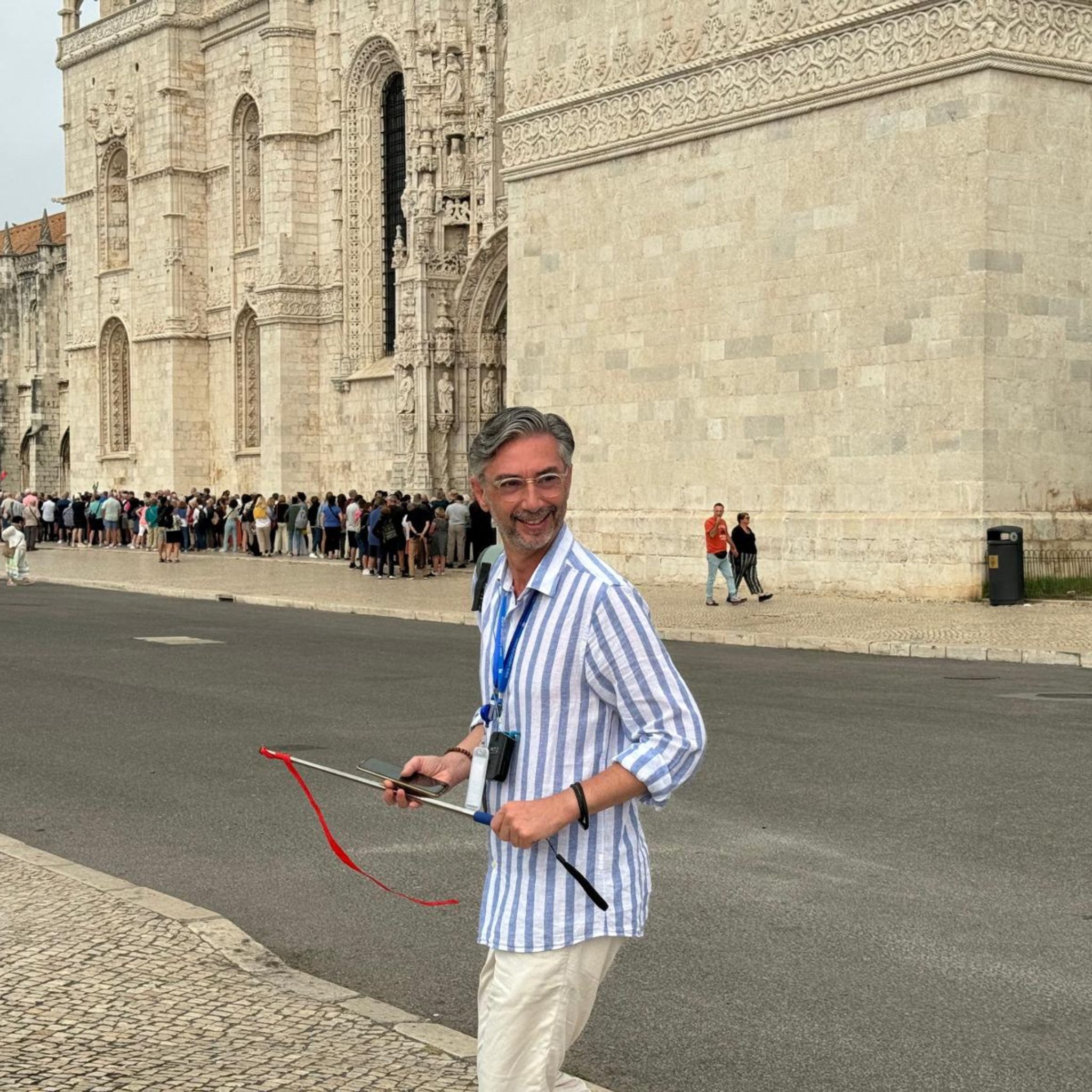 Guía especializado acompañando a un grupo internacional